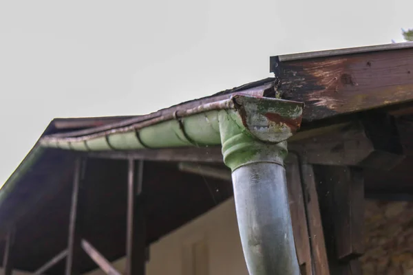 Les gouttières de schiste métallique sur le toit d'un hous — Photo