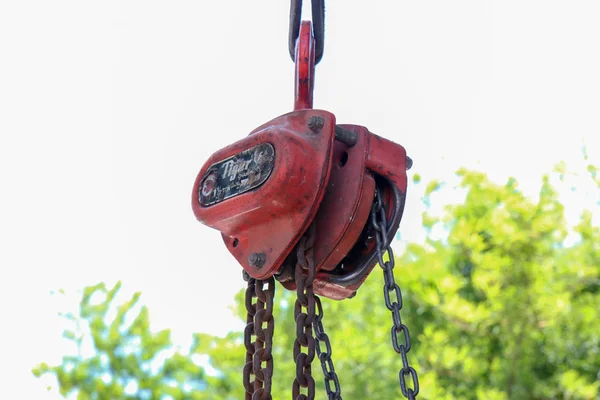 Antiguo gancho de grúa resistente en el garaje en el garaje al aire libre —  Fotos de Stock