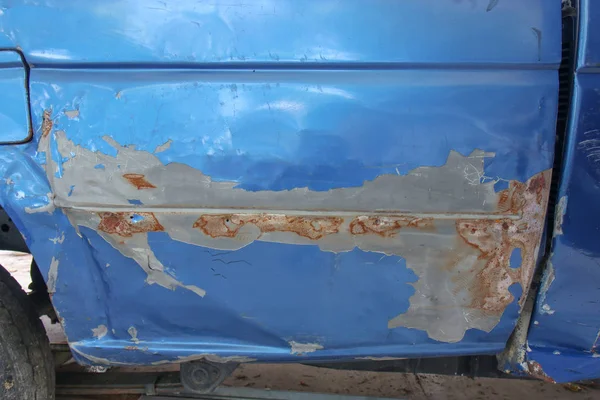 Zbliżenie starej niebieskiej farby samochodowej uszkodzony, pęknięcie kolor samochodu — Zdjęcie stockowe