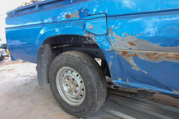 Eski mavi araba boyasının yakın çekimi kırılmış, otomatik arabanın çatlak rengi.