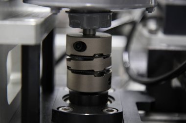 bir endüstriyel motorla bağlantı kurulumu