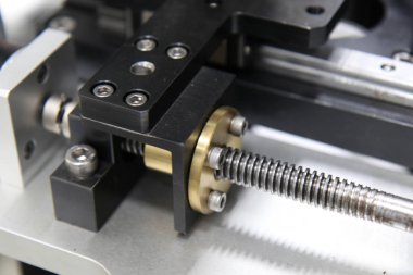 Parantez makinesiyle çelik kurşun vida.