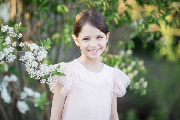Adorabile bambina nel giardino fiorito di melo — Foto Stock