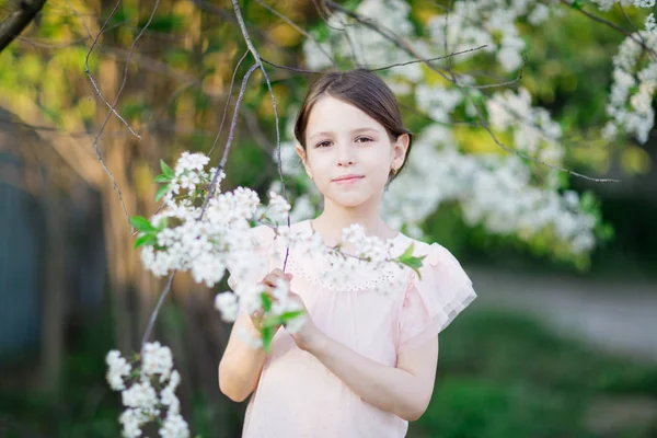 Adorable little girl in blooming apple tree garden — Stock Photo, Image