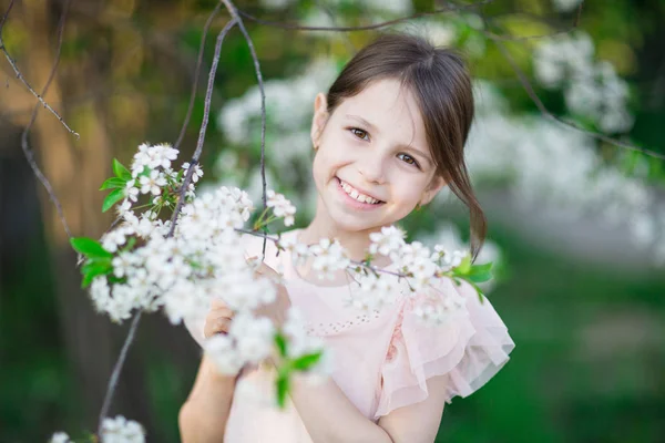 Urocza dziewczynka w kwitnący ogród drzewa jabłko — Zdjęcie stockowe