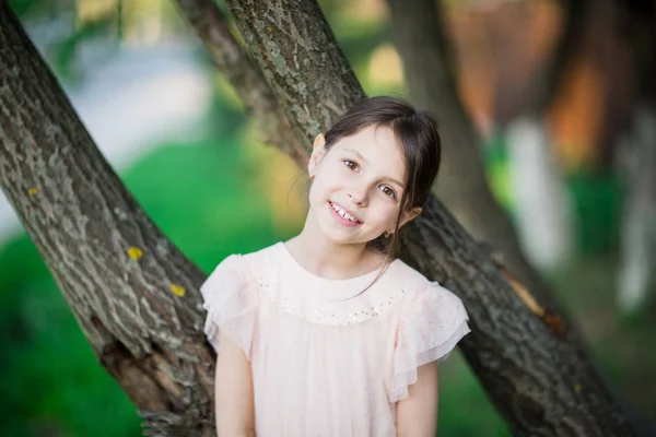 Petite fille réfléchie près de l'arbre à l'extérieur — Photo