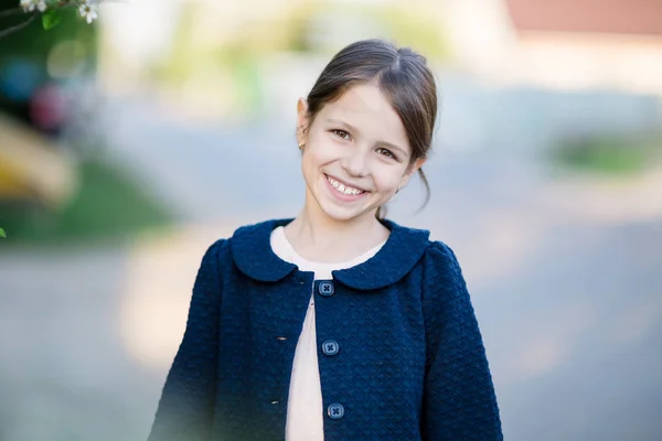 Dışarıda gülümseyen küçük kız portresi