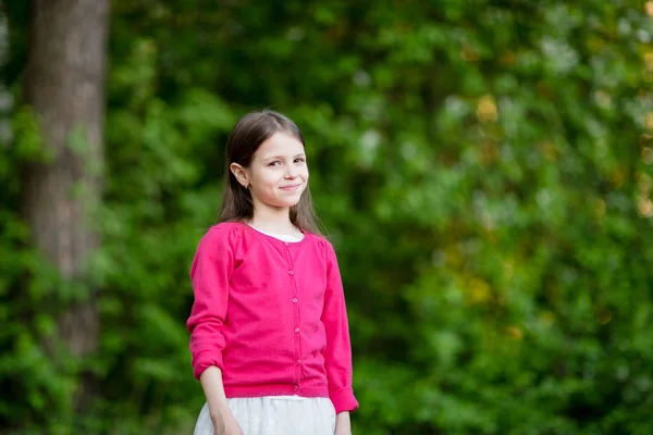 Sevimli küçük çocuk açık havada gülümseyen