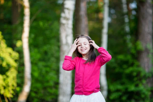 Entzückendes kleines Mädchen, das draußen tanzt. — Stockfoto