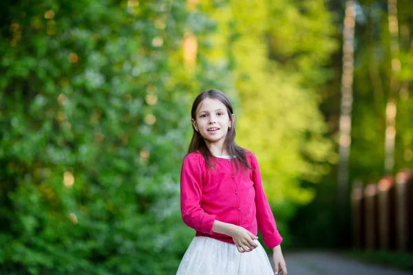 Bedårande liten flicka dansa utomhus. Stockfoto