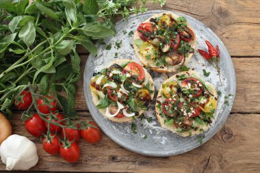 dilim domates ekmek üzerinde