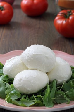 Mozzarella peyniri ve roka