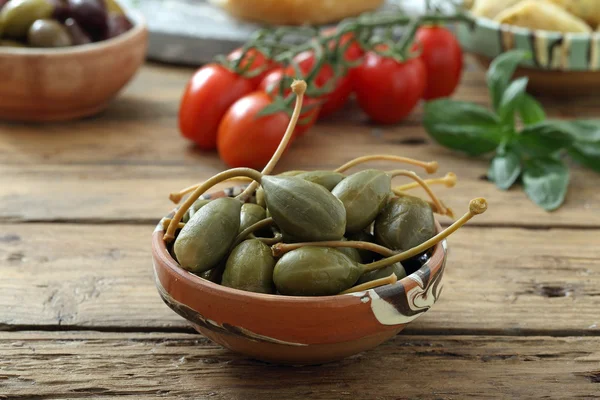 Olives dans une plaque de céramique — Photo