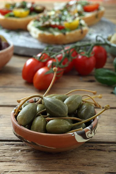 Olives dans une plaque de céramique — Photo