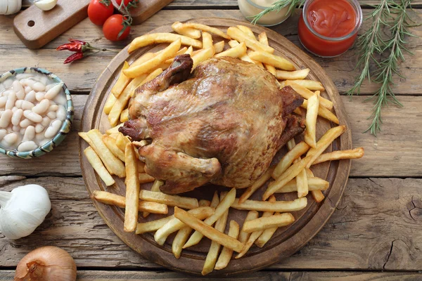 Grilled chicken with chips — Stock Photo, Image