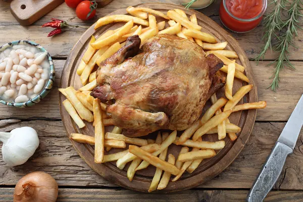 Grilled chicken with chips — Stock Photo, Image