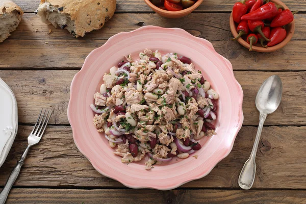 Haricots blancs dans une assiette en céramique — Photo