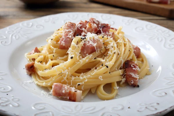 Välsmakande pasta med bacon — Stockfoto