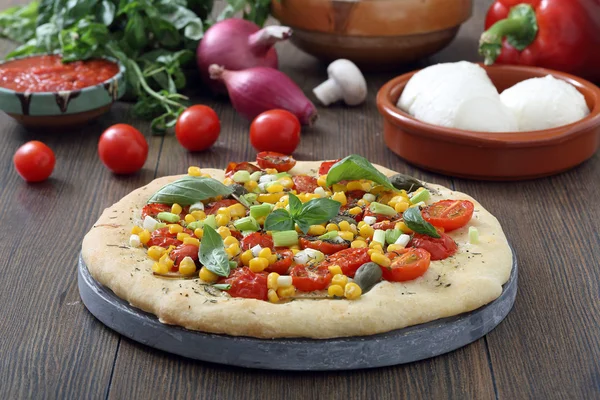 Heiße Gemüsepizza — Stockfoto