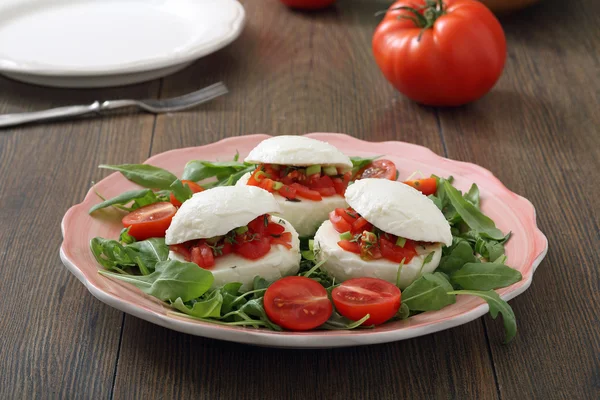 Mozzarella peyniri, domates ile — Stok fotoğraf