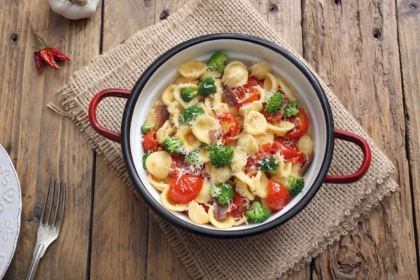 İtalyan makarna sebze ve peynir metal Pan ile — Stok fotoğraf