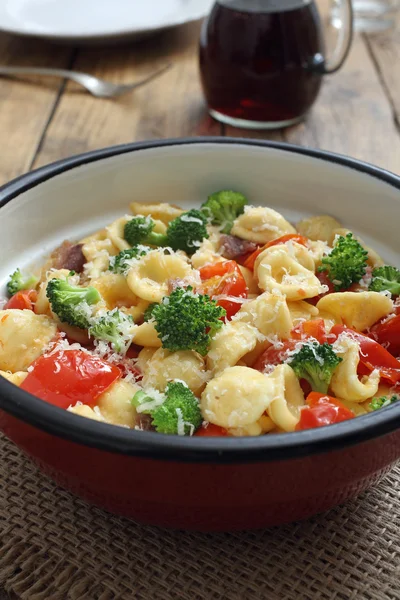 Macarrão italiano com legumes e queijo em panela metálica — Fotografia de Stock