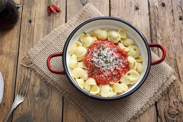 Olasz tészta fém serpenyőben sajttal és zöldségekkel — Stock Fotó