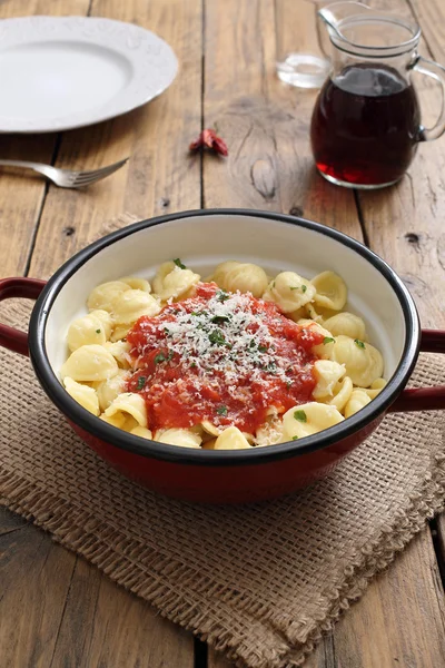 Italiensk pasta med grönsaker och ost i metall pan — Stockfoto