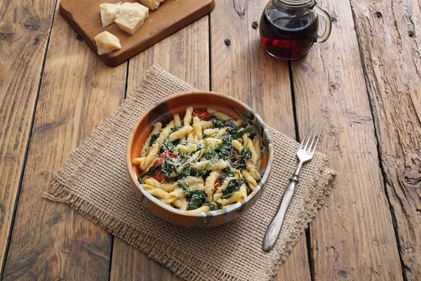 Pasta italiana con espinacas y queso en tazón de cerámica — Foto de Stock