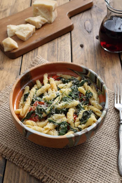 Olasz tészta spenóttal és sajttal kerámia tál — Stock Fotó