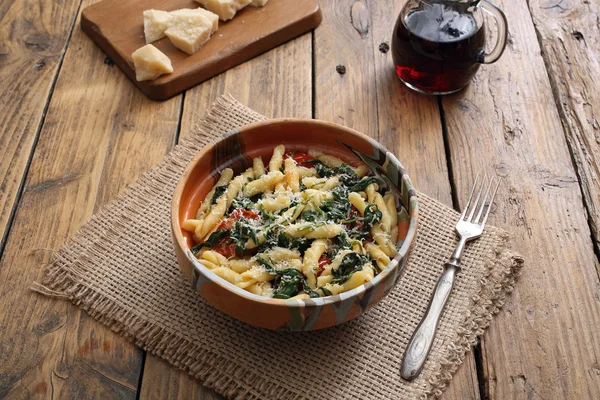 Italiensk pasta med spenat och ost i keramikskål — Stockfoto