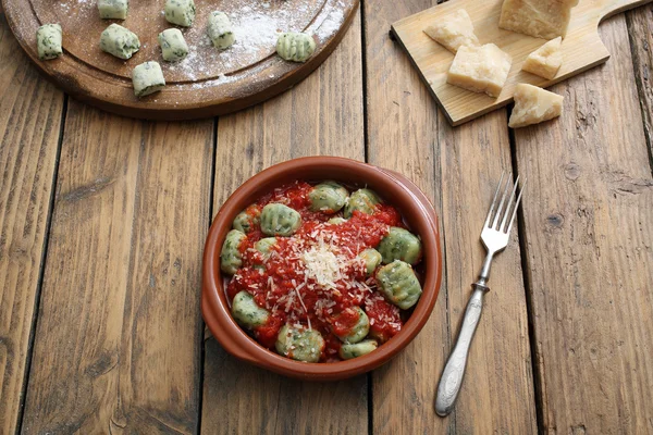 Nhoque italiano caseiro com molho de tomate e queijo em tigela de cerâmica — Fotografia de Stock