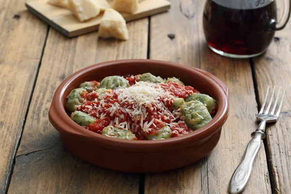 Домашние итальянские ньокки с томатным соусом и сыром в керамической миске — стоковое фото