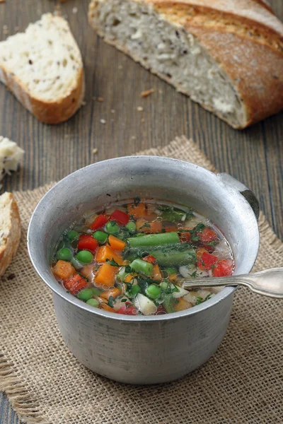 Fresh vegetable soup in metal pan — Stock Photo, Image