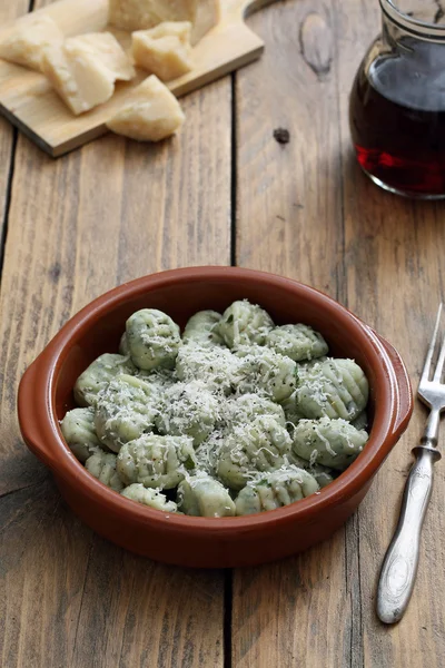 A gyógynövények és a sajt, kerámia tálban gnocchi — Stock Fotó