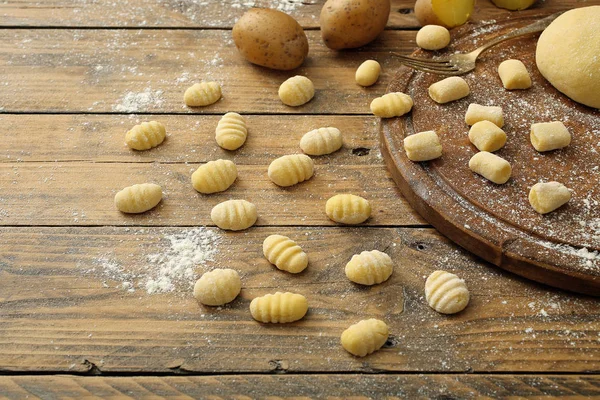 Čerstvé Tortellini s moukou — Stock fotografie