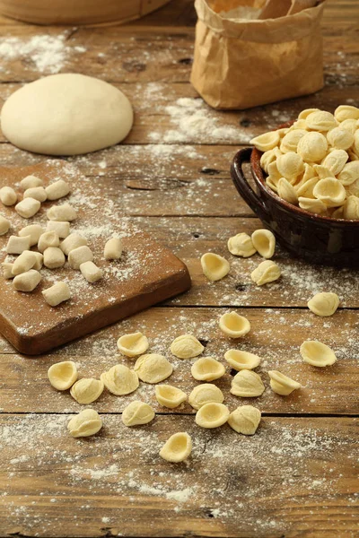 小麦粉と新鮮なトルテッリーニ — ストック写真