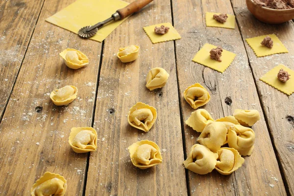 Tortellini pişirmeye hazır — Stok fotoğraf