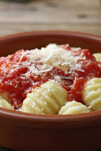 Ñoquis de pasta con salsa de tomate — Foto de Stock