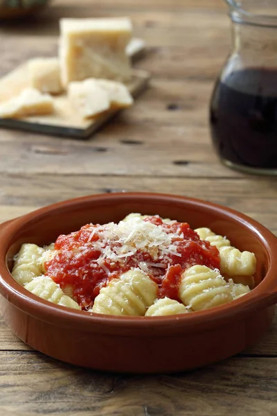 Macarrão nhoque com molho de tomate — Fotografia de Stock