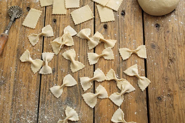 Crudo de pasta italiana en la mesa de la cocina — Foto de Stock