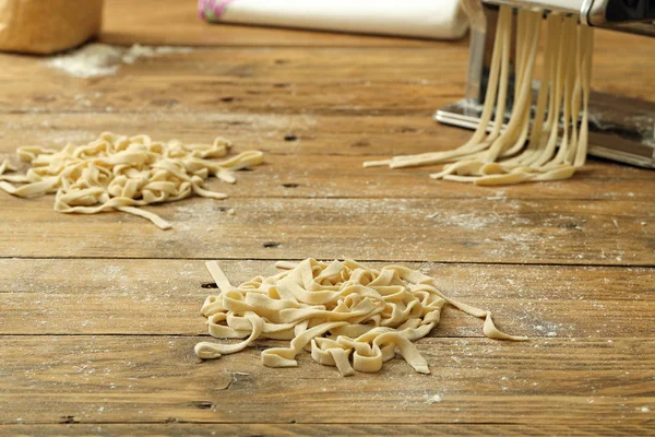 Pasta italiana en la mesa de la cocina — Foto de Stock