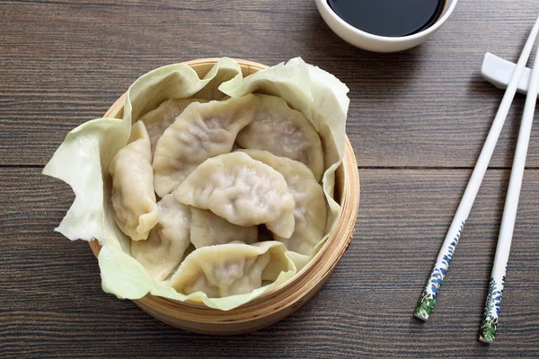 Dumplings στον ατμό σε καλάθι από μπαμπού — Φωτογραφία Αρχείου