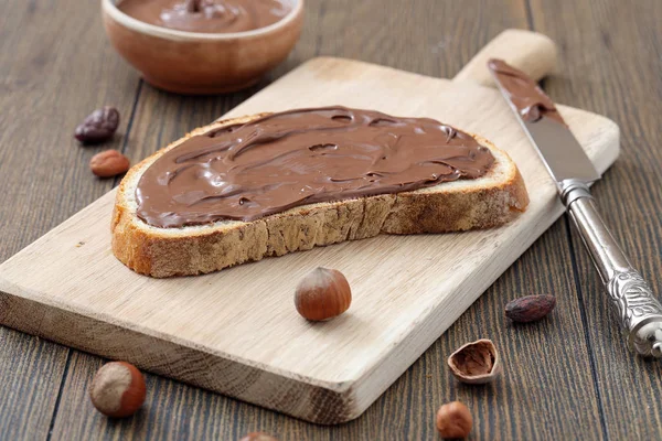Hazelnut chocolate on bread — Stock Photo, Image