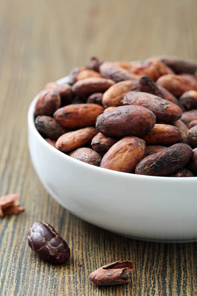 Bowl with cocoa beans — Stock Photo, Image