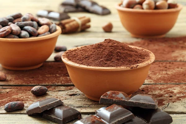 Ziarna kakaowe, proszek, orzechy laskowe i czekolada — Zdjęcie stockowe