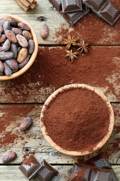 Granos de cacao, polvo y chocolate — Foto de Stock