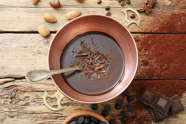 Cioccolato fuso in padella metallica — Foto Stock