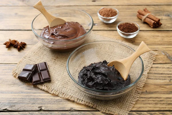 Geschmolzene Schokolade in Schalen — Stockfoto
