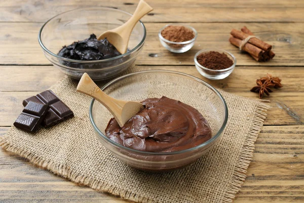 Розтоплений шоколад у мисках — стокове фото